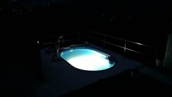Bazén v noci - chata k pronájmu